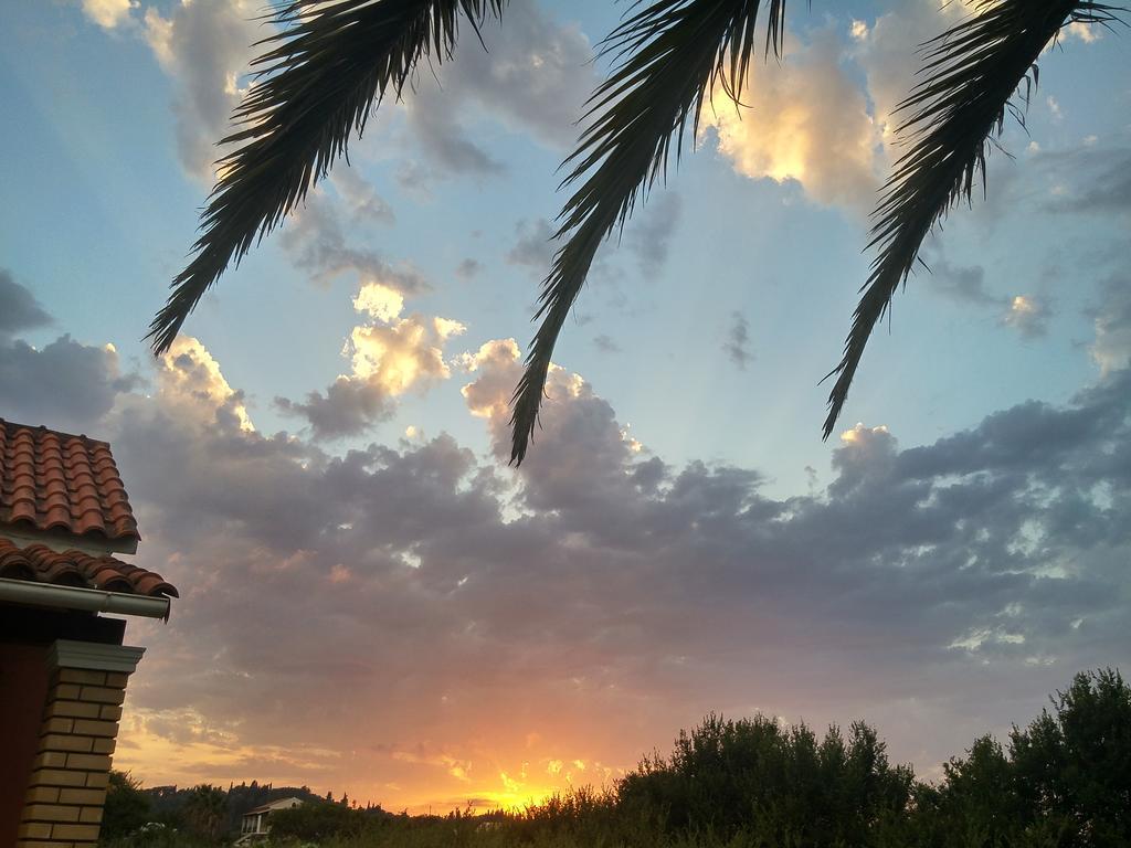 Beautiful Nearby Beach House With Garden, Private Pool And Large Yard Sidárion الغرفة الصورة