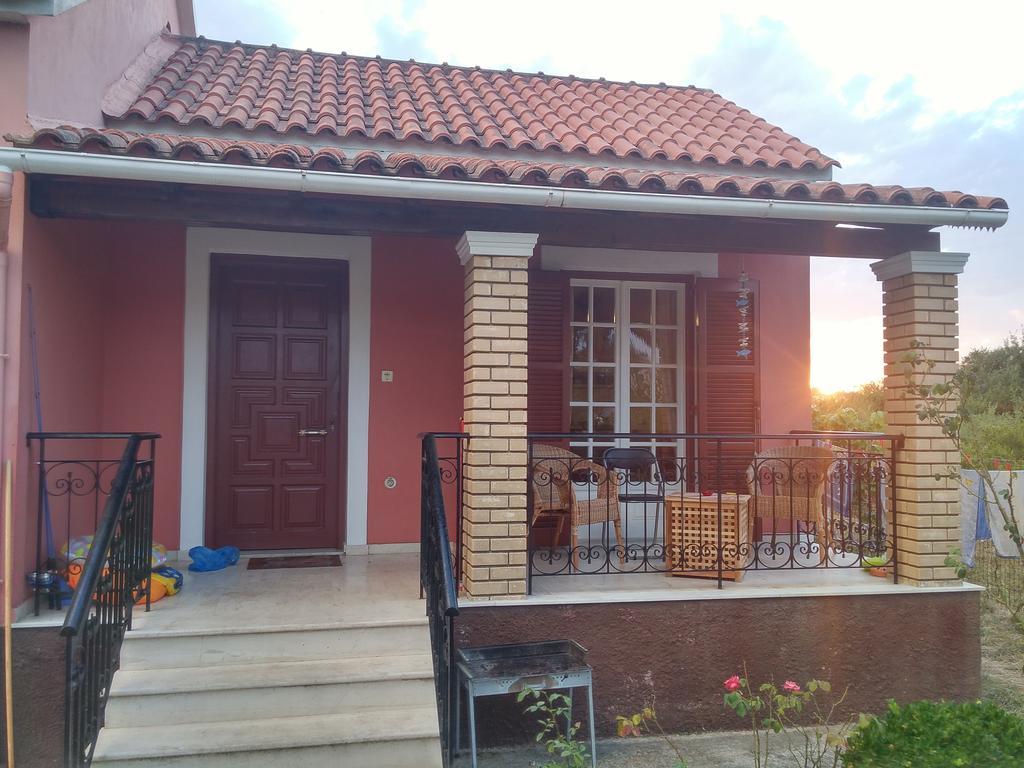 Beautiful Nearby Beach House With Garden, Private Pool And Large Yard Sidárion الغرفة الصورة